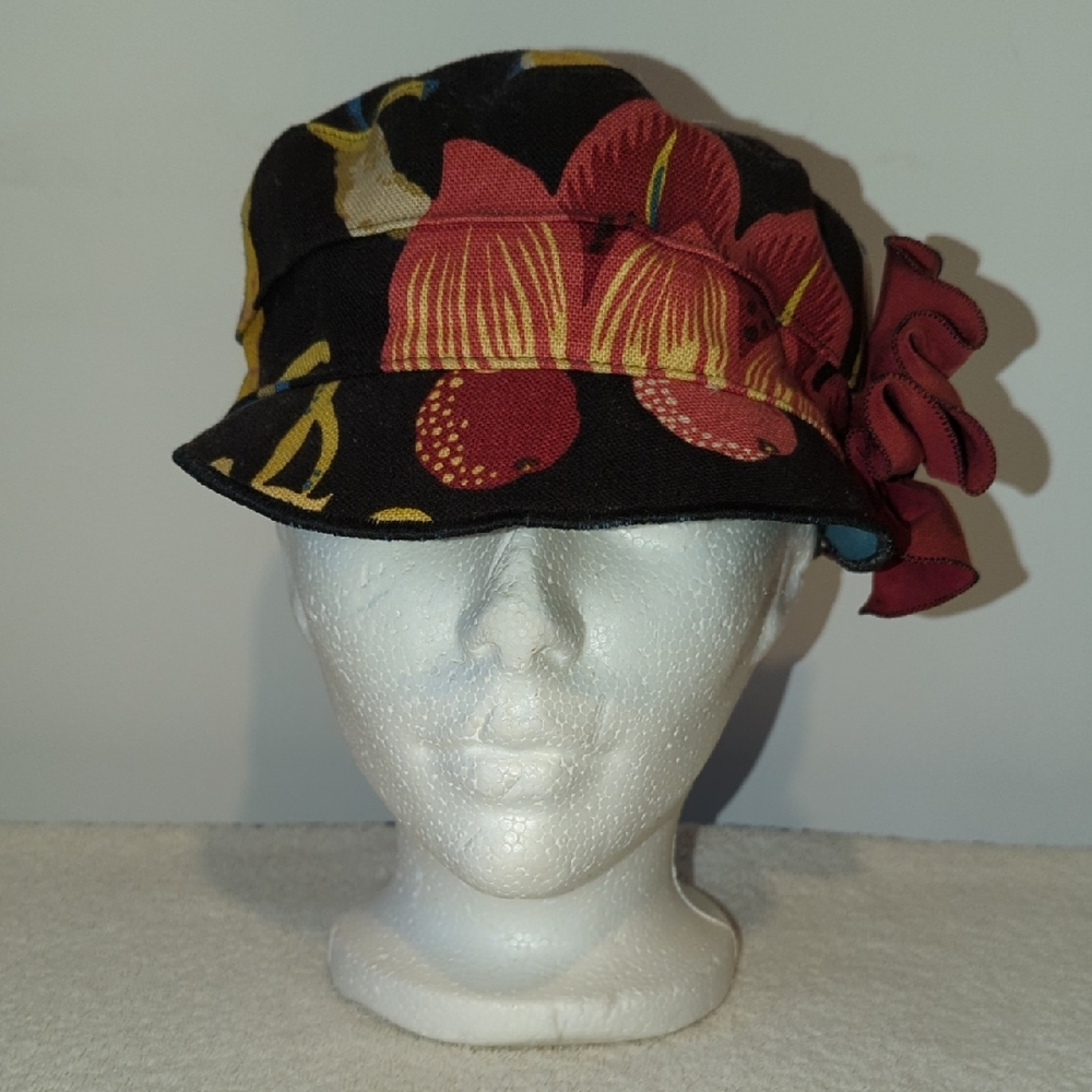 Women's Hat With in Black and Red